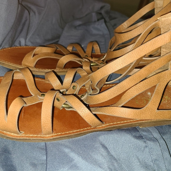 Back zip strappy flat sandel. - Picture 3 of 3